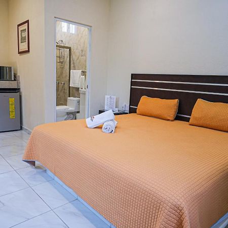 Hotel Y Suites Los Encantos ซายูลิตา ภายนอก รูปภาพ