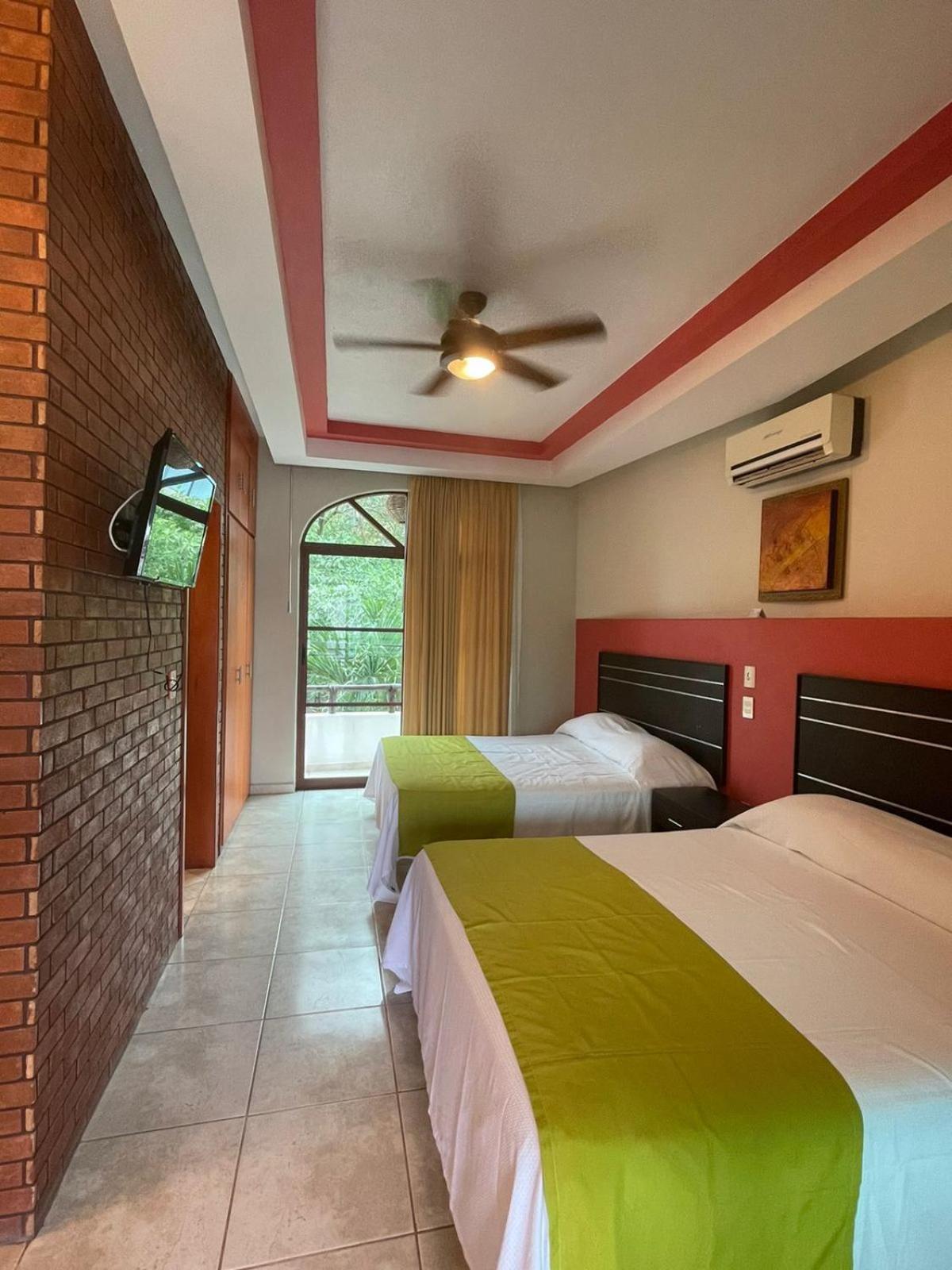 Hotel Y Suites Los Encantos ซายูลิตา ภายนอก รูปภาพ