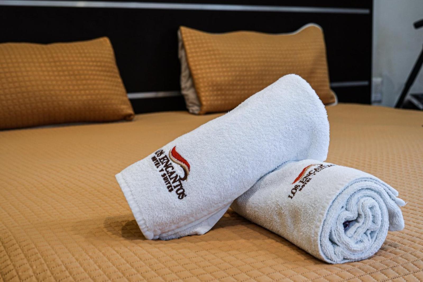 Hotel Y Suites Los Encantos ซายูลิตา ภายนอก รูปภาพ