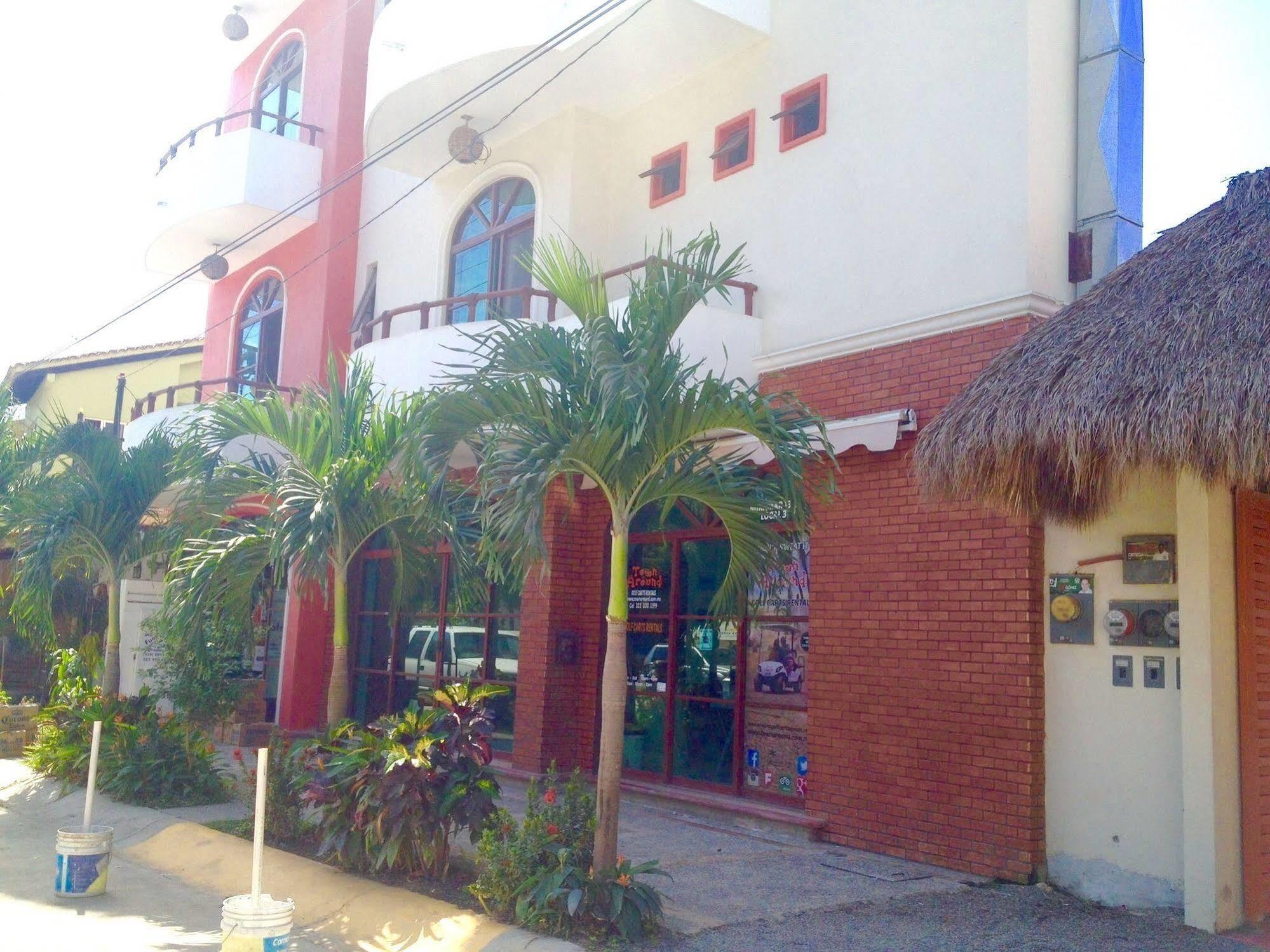 Hotel Y Suites Los Encantos ซายูลิตา ภายนอก รูปภาพ