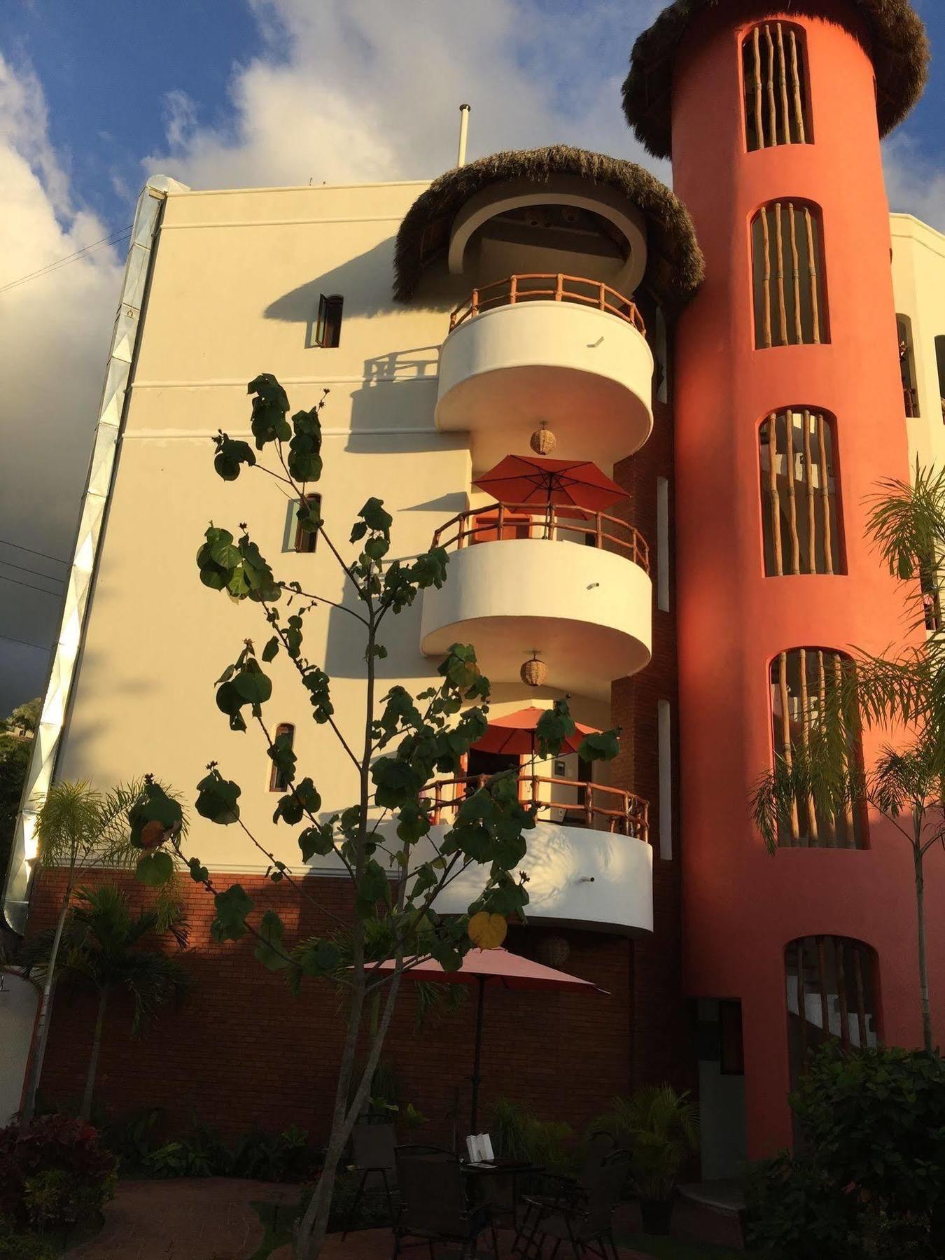 Hotel Y Suites Los Encantos ซายูลิตา ภายนอก รูปภาพ