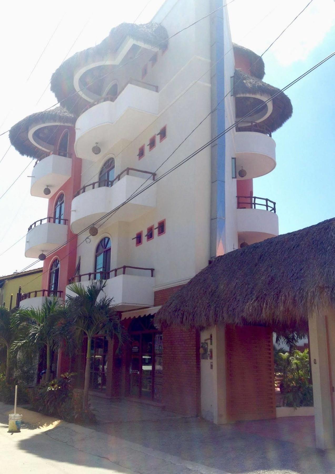 Hotel Y Suites Los Encantos ซายูลิตา ภายนอก รูปภาพ