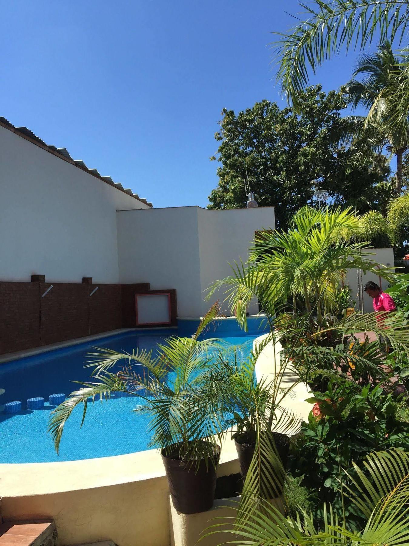Hotel Y Suites Los Encantos ซายูลิตา ภายนอก รูปภาพ