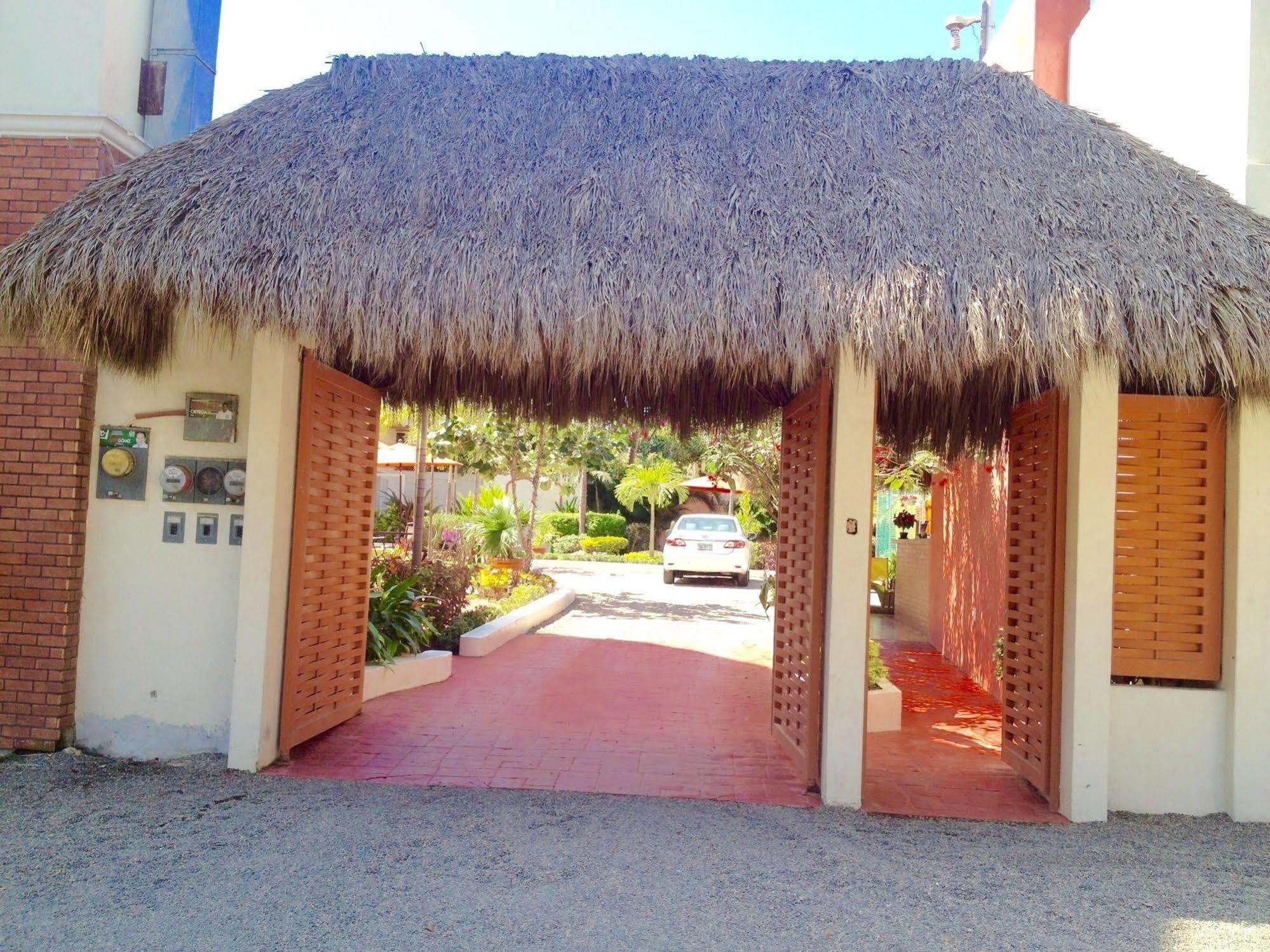 Hotel Y Suites Los Encantos ซายูลิตา ภายนอก รูปภาพ