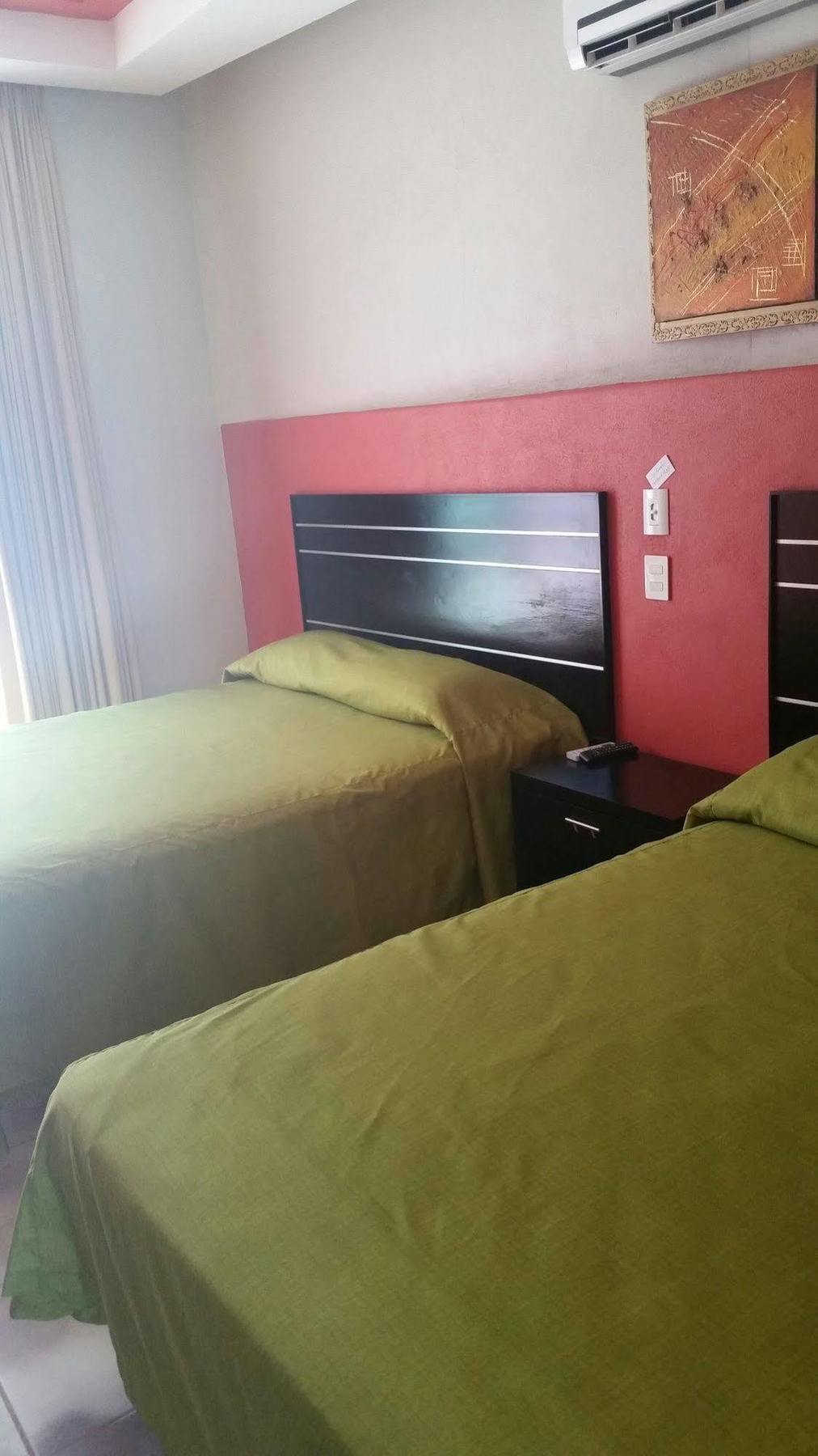 Hotel Y Suites Los Encantos ซายูลิตา ภายนอก รูปภาพ