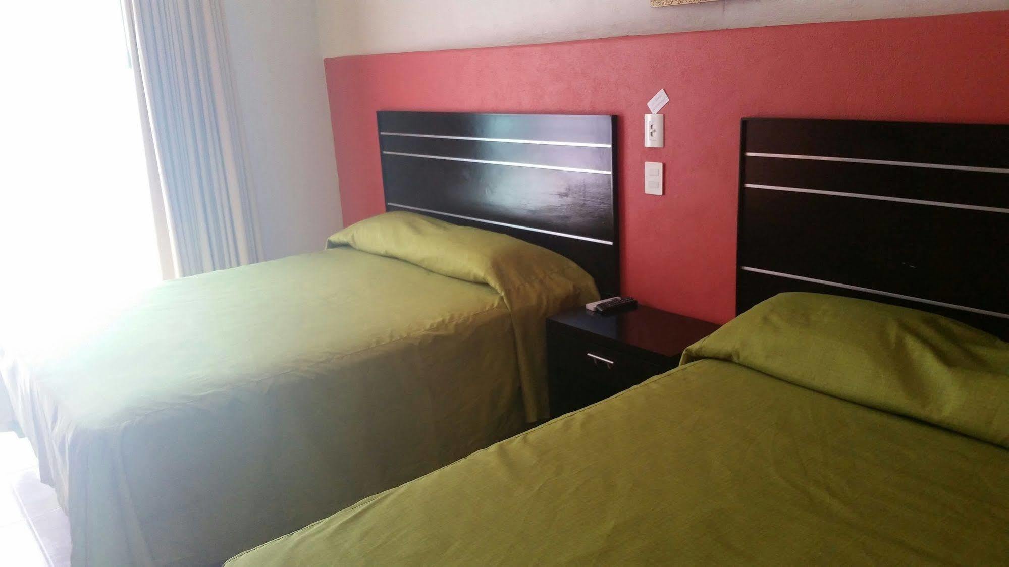 Hotel Y Suites Los Encantos ซายูลิตา ภายนอก รูปภาพ